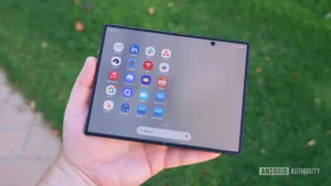 Unforeseen Mechanical Anomalies Plaguing the Internal Displays of Samsung’s Latest Flagship Foldable