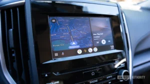 Vanishing Speedometers and Missing Road Cues: The Ongoing Reliability Crisis Within Android Auto Navigation Ecosystems